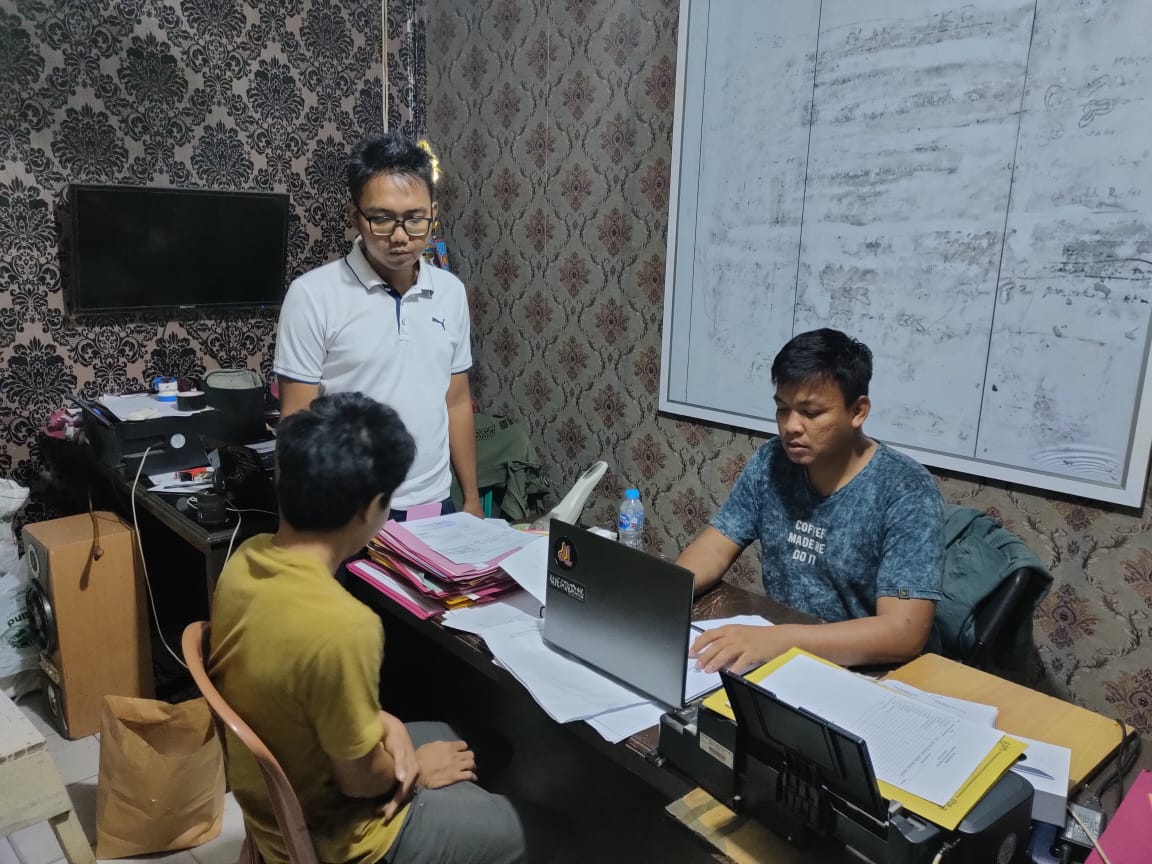 Pelaku atas nama Yudi saat diperiksa kepolisian usai ditangkap dalam kasus pembobolan salah satu toko di Balai Karangan.