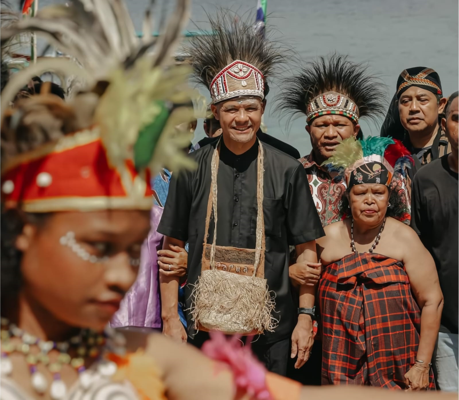 SAFARI POLITIK: Ganjar Pranowo disambut hangat oleh masyarakat saat berkunjung ke Manokwari, Papua, Senin (20/11).