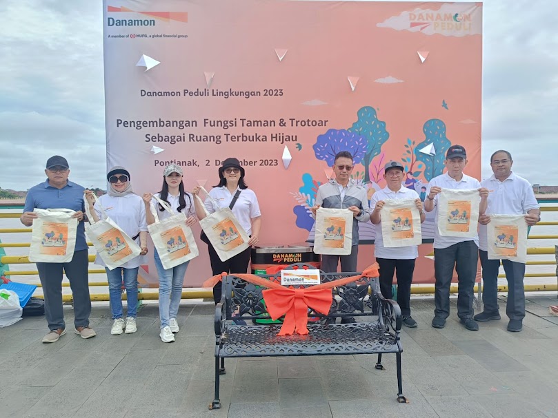 DIABADIKAN BERSAMA: Wali Kota Edi Rusdi Kamtono bersama Region Head Danamon Sandea Angelia diabadikan bersama usai serah terima bantuan CSR kursi taman dan tempat sampah.