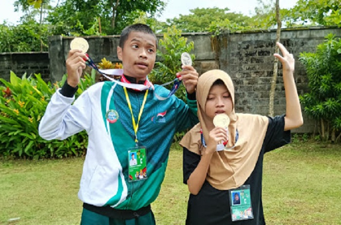 BERPRESTASI: M. Bhadra Pandita Anas (kanan), atlet tuna netra berprestasi pada cabang olahraga renang.