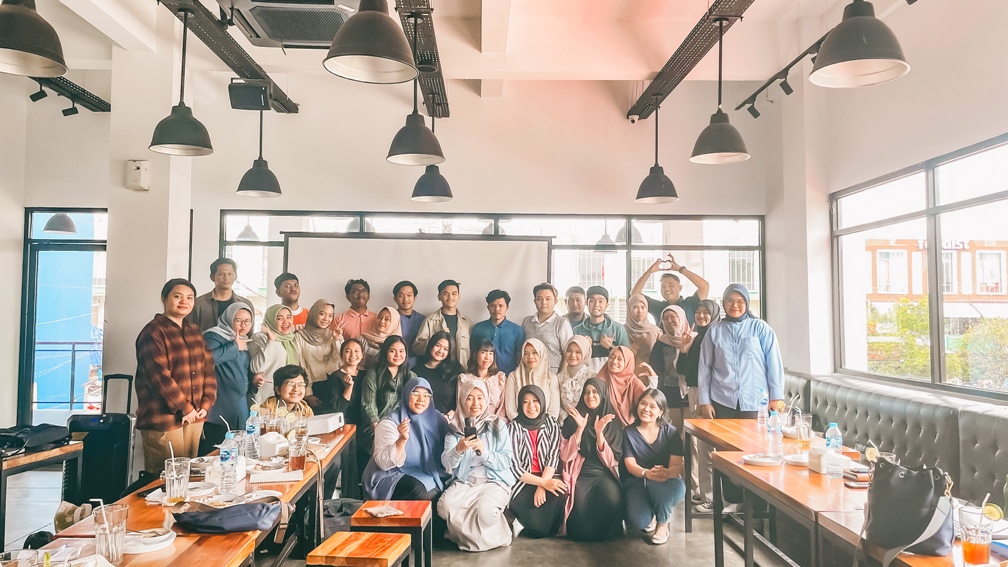 Para peserta sesi informasi berfoto bersama alumni yang tergabung dalam FORASKA.