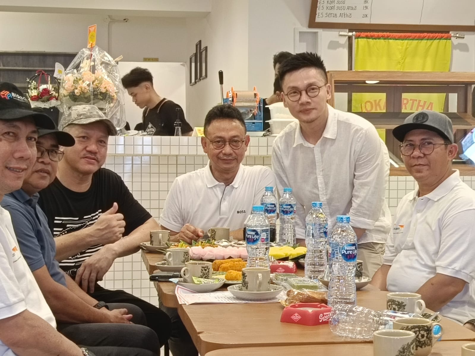 HADIR: Wali Kota Pontianak Edi Rusdi Kamtono menikmati kopi saat menghadiri peresmian Warung Kopi Loka Artha di Jalan Nusa Indah I.