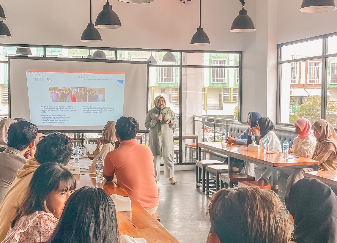 Dessy Oktavia saat memaparkan detail dan teknis pendaftaran beasiswa CCI Program.