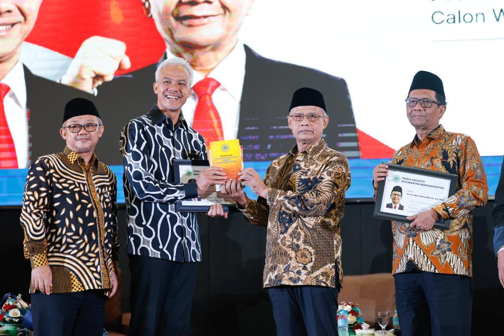DISKUSI: Ganjar-Mahfud MD hadir dalam dialog publik Muhammadiyah di Universitas Muhammadiyah Jakarta, Kamis (23/11).