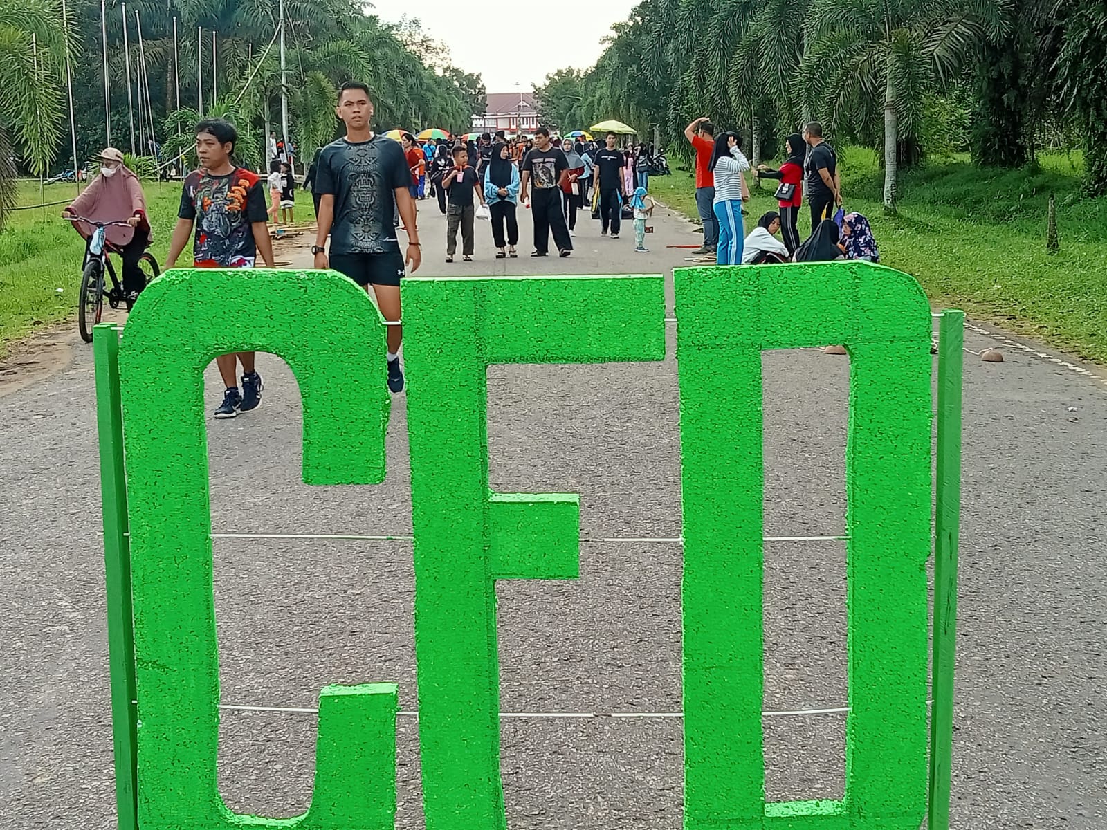 Warga meramaikan kegiatan CFD yang dilaksanakan setiap Hari Minggu di Jalan Pembangunan Kompleks Kantor Bupati Sambas.