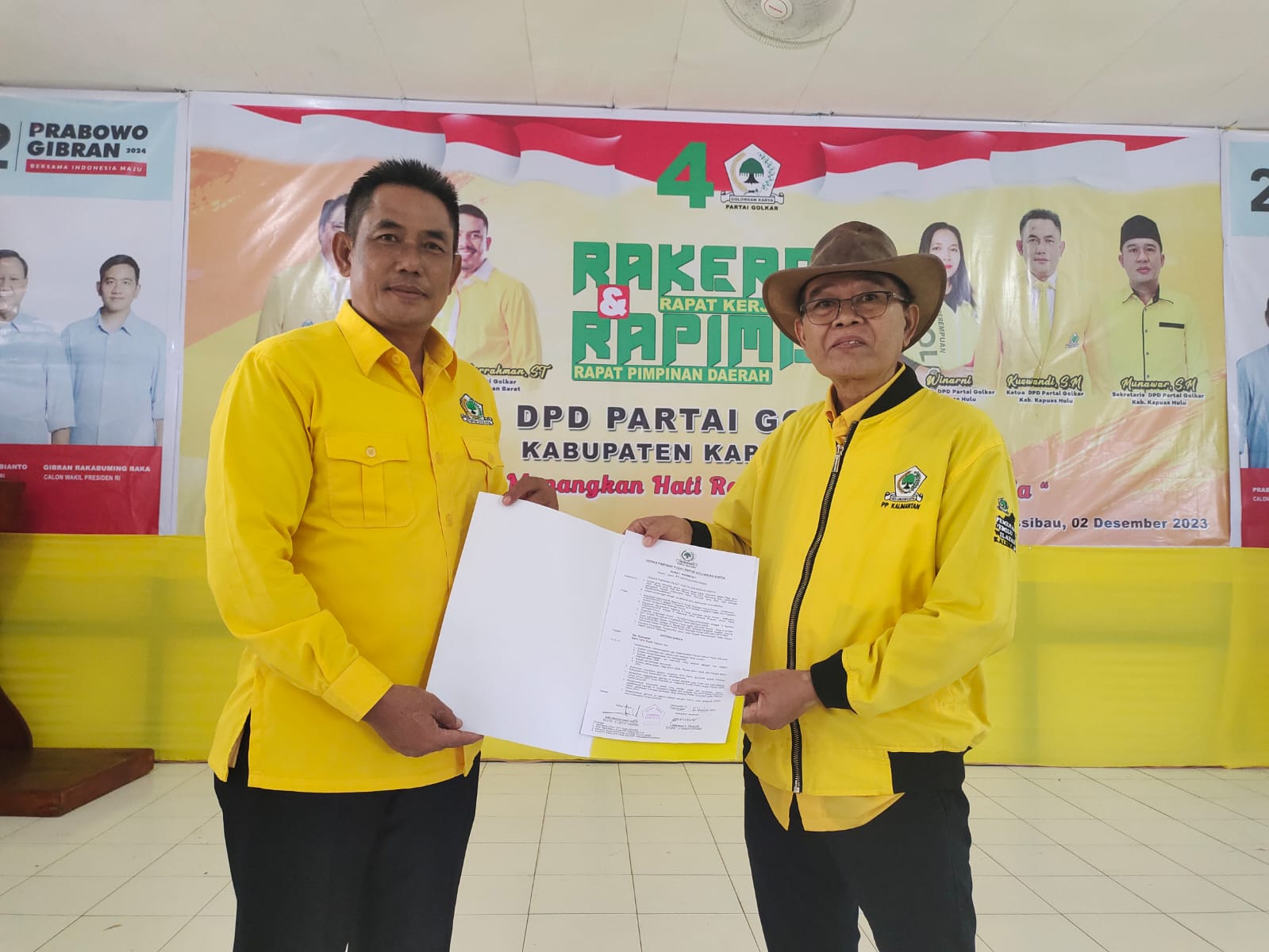 SURAT MANDAT: Ketua DPD Golkar Kabupaten Kapuas Hulu Kuswandi saat menerima surat mandat dari perwakilan DPP Golkar untuk menjadi calon Bupati Kapuas Hulu pada Pilkada 2024.