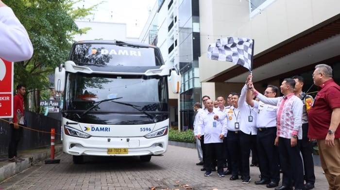 LUNCURKAN: Seremoni pelepasan Layanan Bus DAMRI Trayek Singkawang-Kuching (PP) di zona penjemputan di Singkawang Grand Mall, Jumat (1/12).