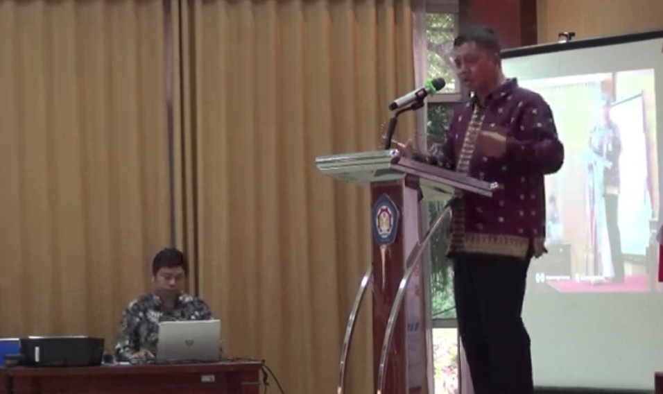 Yuliansyah, Direktur Poltesa saat membuka Seminar Nasional Sehati Abdimas yang diikuti 34 kampus, secara duri