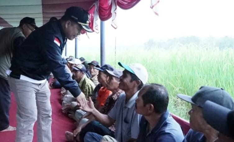 Bupati Sambas saat bertemu dengan sejumlah petani di Desa Sungai Serabek Kecamatan Teluk Keramat.