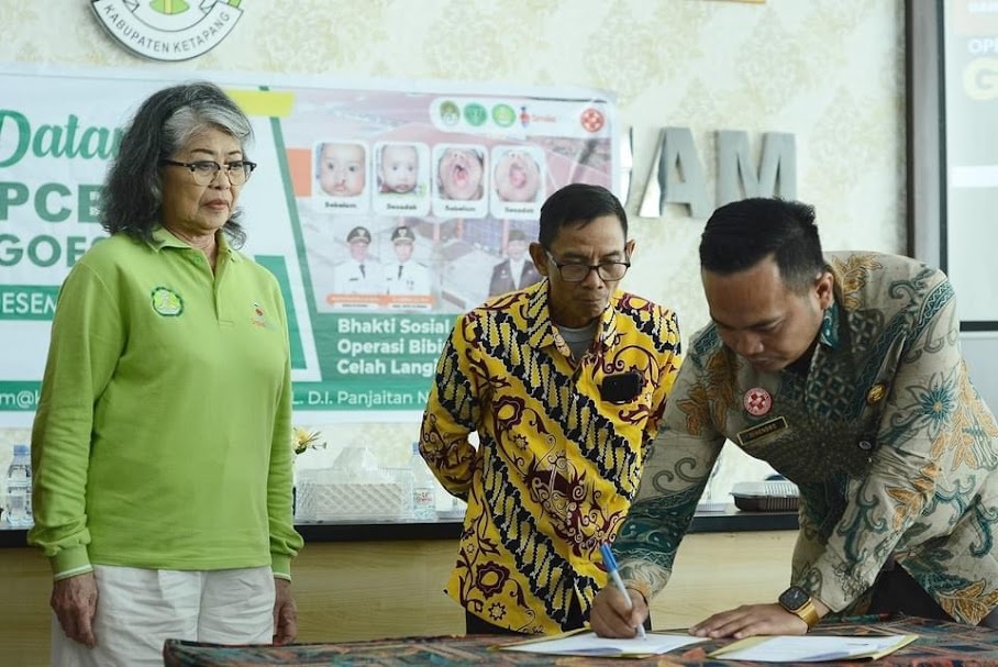 TANDA TANGAN: RSUD dr. Agoesdjam Ketapang menjalin kerja sama dengan sejumlah pihak untuk menggelar operasi bibir sumbing, Sabtu (2/12), dengan melakukan penandatanganan kerja sama di aula rumah sakit