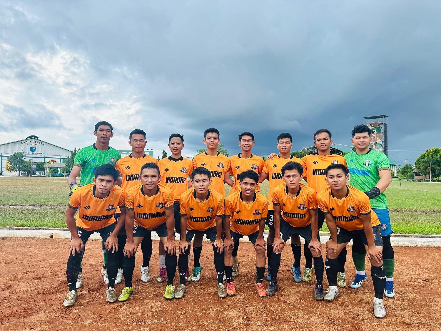 JUARA: Kesebelasan Poltesa FC yang berhasil meraih juara I ISBM yang dilaksanakan FISIP Untan.