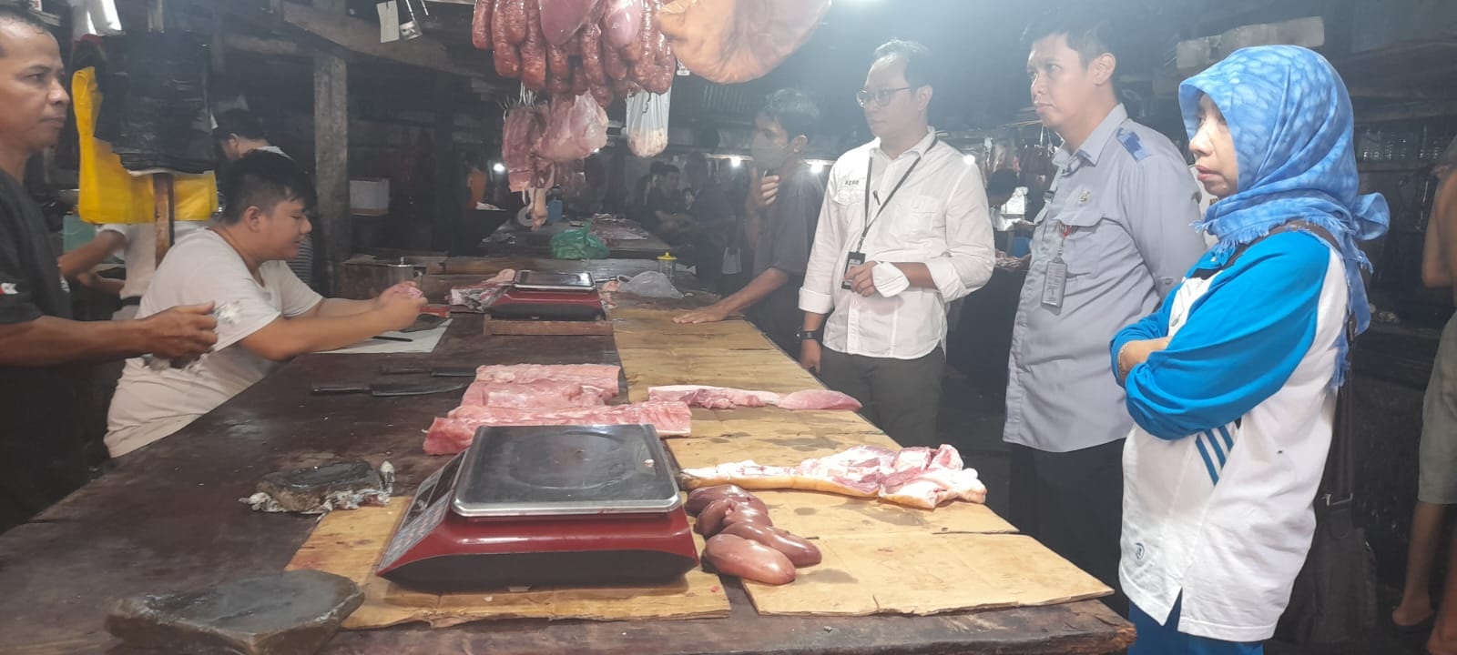 Kepala Disbunnak Kalbar, Heronimus Hero melakukan kunjungan ke Pasar Flamboyan guna memastikan ketersediaan daging jelang akhir tahun ini.