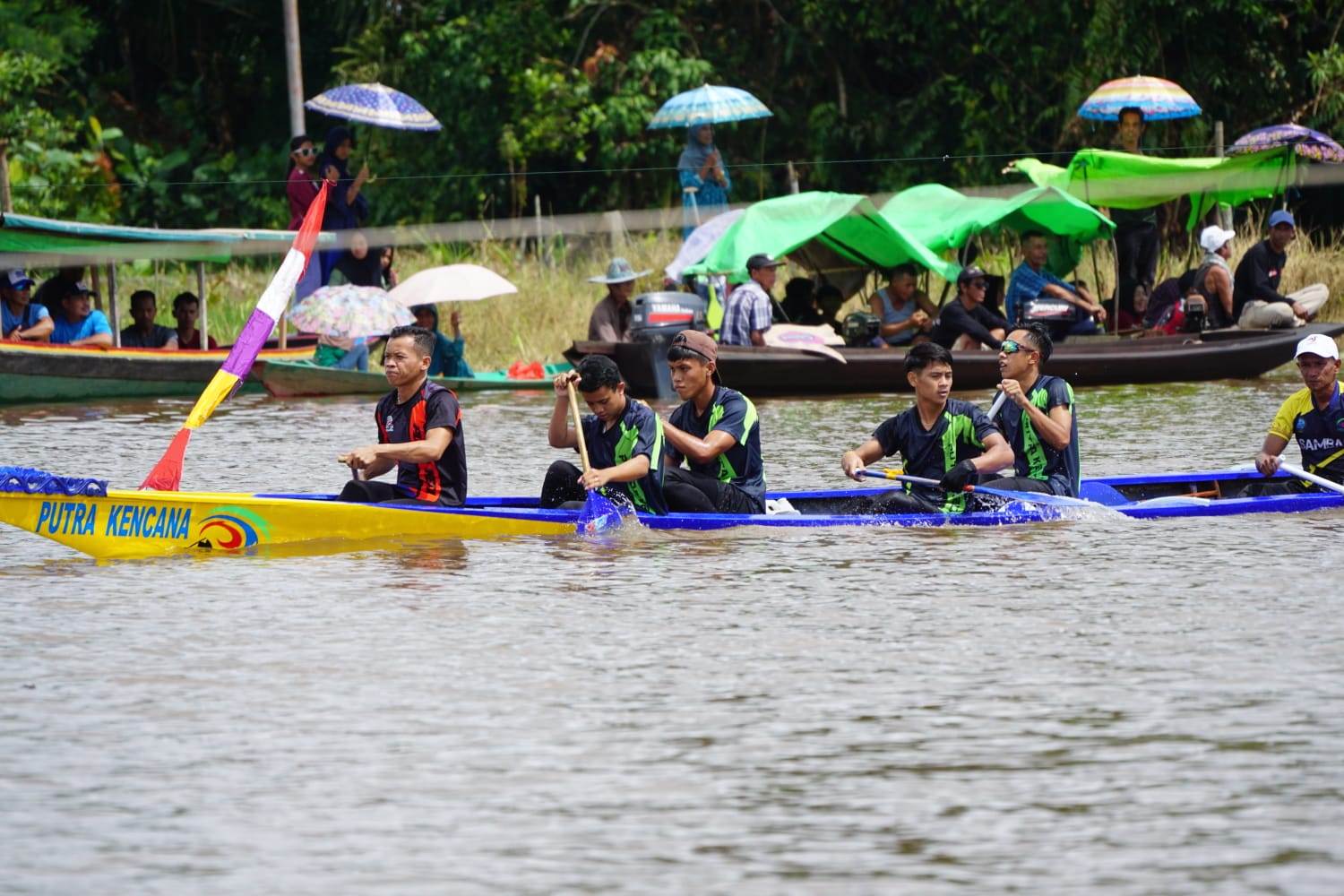 ANTUSIAS: Lomba Sampan bidar yang dilaksanakan mendapatkan antusias dari masyarakat dan peserta.