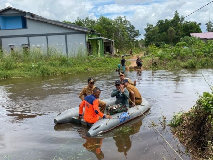 Pj Wali Kota Singkawang, Sumastro meninjau jembatan yang putus di Jalan Veteran Gang Masjid Dalam 1 RT 36 RW 05 Kelurahan Roban Kecamatan Singkawang Tengah