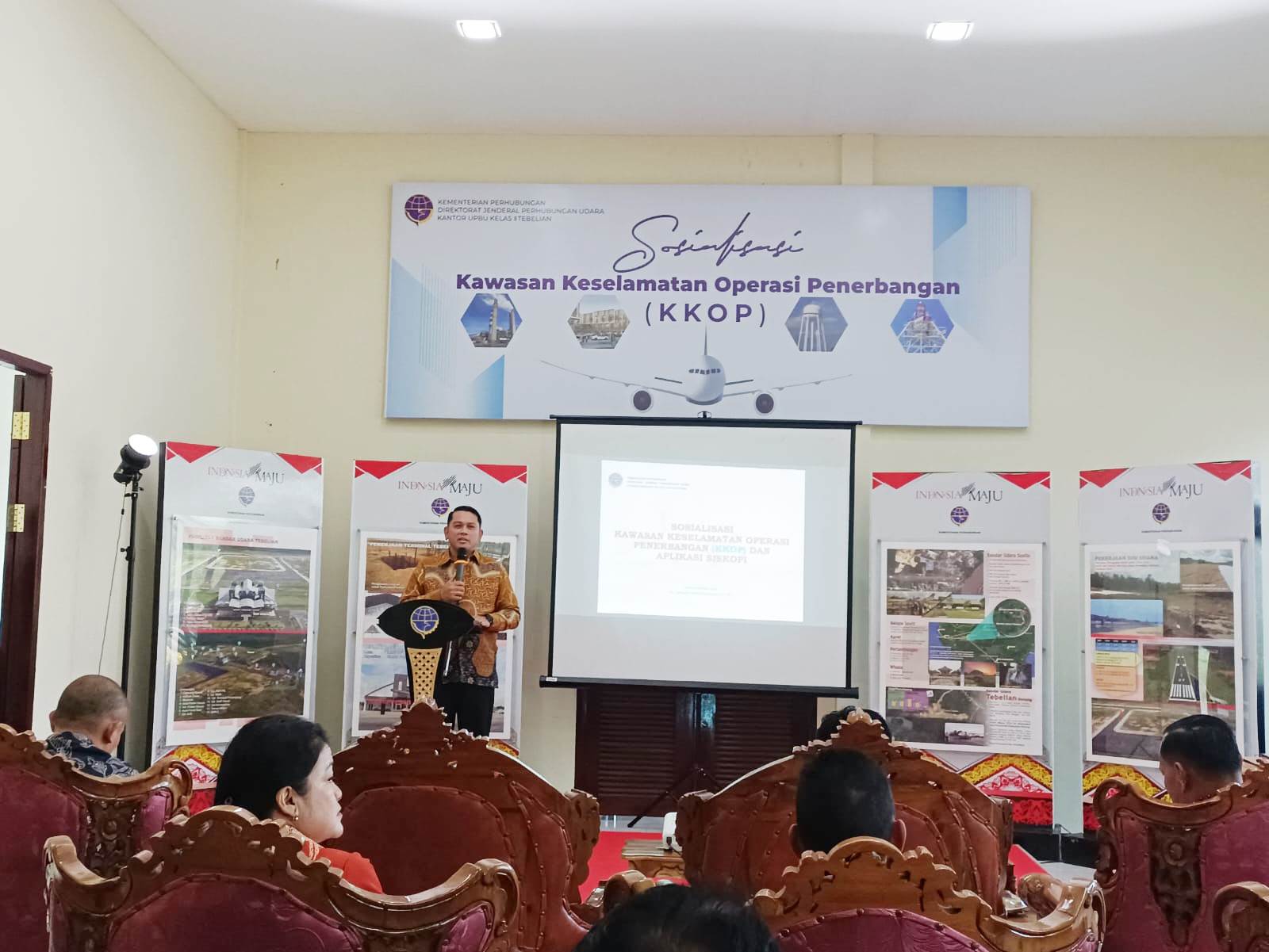 SOSIALISASI : Unit Penyelenggara Bandara Udara (UPBU) Kelas II Tebelian Sintang saat menggelar Sosialisasi Kawasan Keselamatan Operasi Penerbangan (KKOP), beberapa waktu yang lalu.