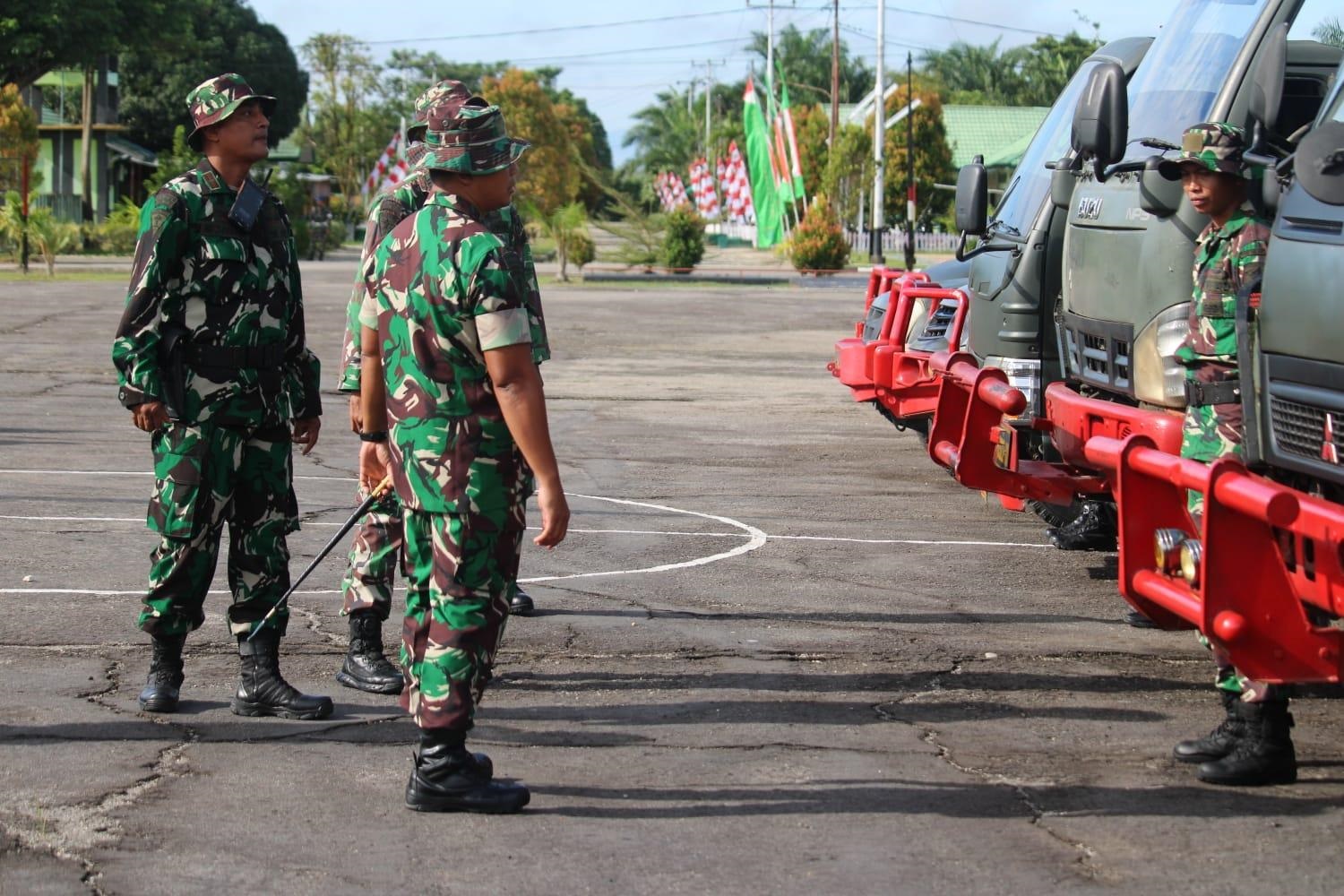 SIAPKAN TRUK: Truk fuso yang sudah disiapkan Batalyon RK Walet Sakti untuk membantu evakuasi warga yang terdampak banjir di Kabupaten Kapuas Hulu.