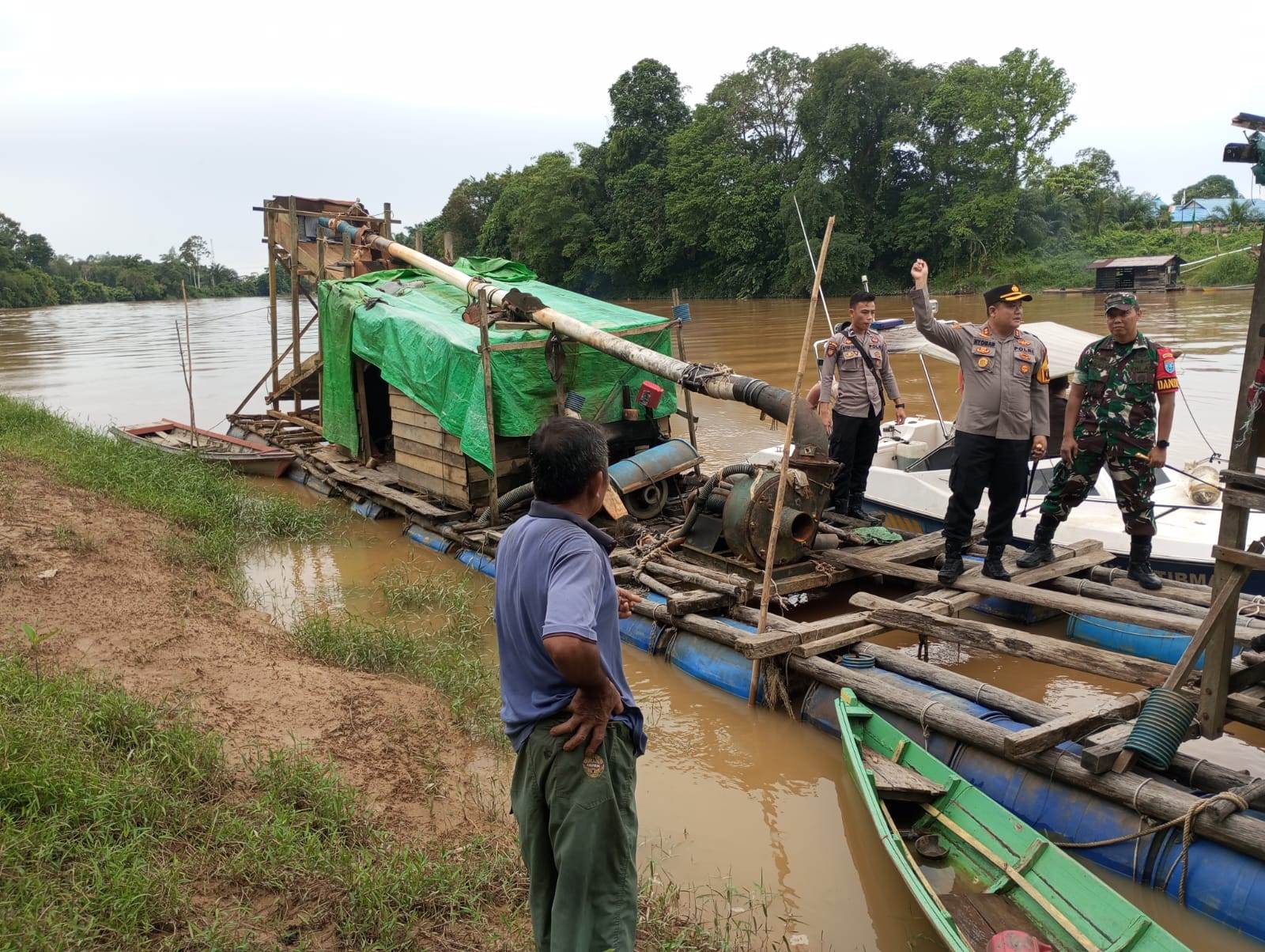 PATROLI: Kapolres landak AKBP I Nyoman Budi Artawan bersama Dandim 1210 Landak Letkol Inf Hudallah melaksanakan patroli di Sungai Landak Kamis (7/12).