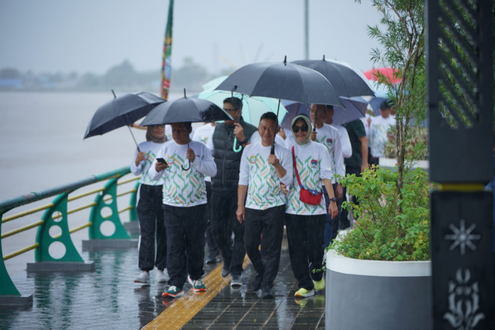 Rombongan peserta Raker Komwil V Apeksi Regional Kalimantan berjalan kaki menyusuri waterfront menikmati suasana tepian Sungai Kapuas.
