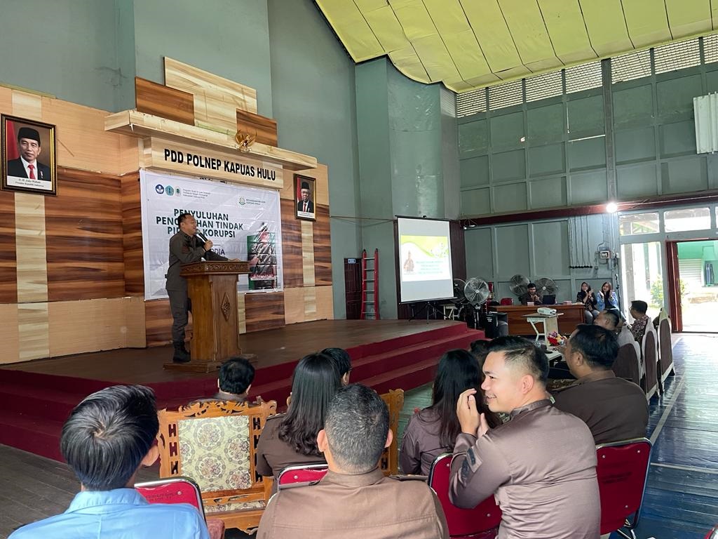 SAMBUTAN: Kajari Kapuas Hulu Samsuri saat memberikan sambutan dalam acara peringatan Hakorda di Putussibau.