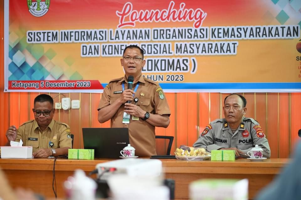 LUNCURKAN APLIKASI : Kepala Badan Kesbangpol Ketapang, Andreas Hardi, meluncurkan Aplikasi Silokomas, Selasa (5/12) lalu.