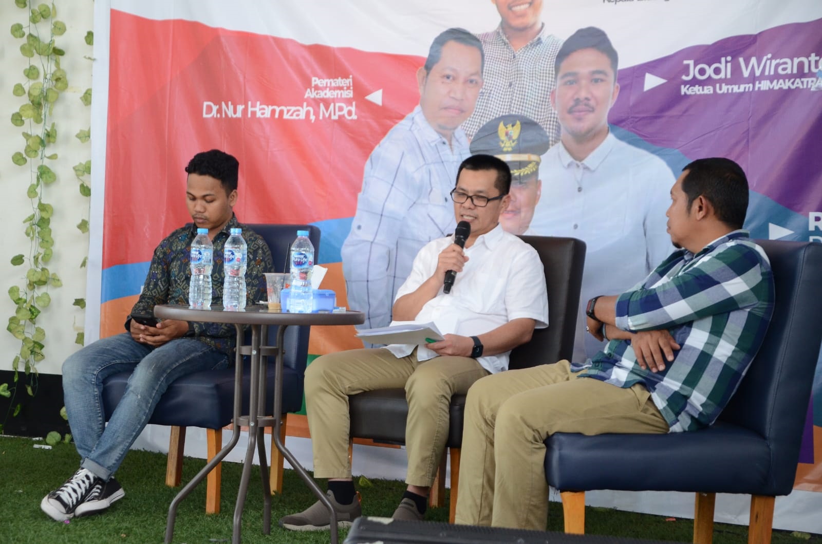 PEMATERI: PJ Bupati Romi Wijaya saat menjadi pemateri dalam diskusi panel Himakatra di Pontianak.