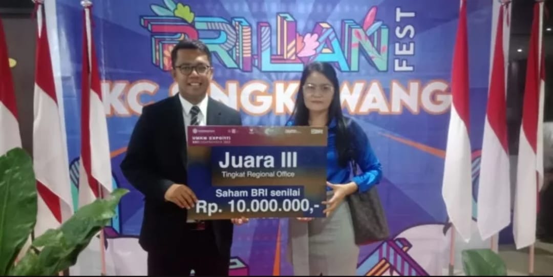 PENGHARGAAN: Owner Sambal Kaisar, Emmy menerima BRI Lifetime Achievement Award Tahun 2022 lantaran kemajuan usahanya.