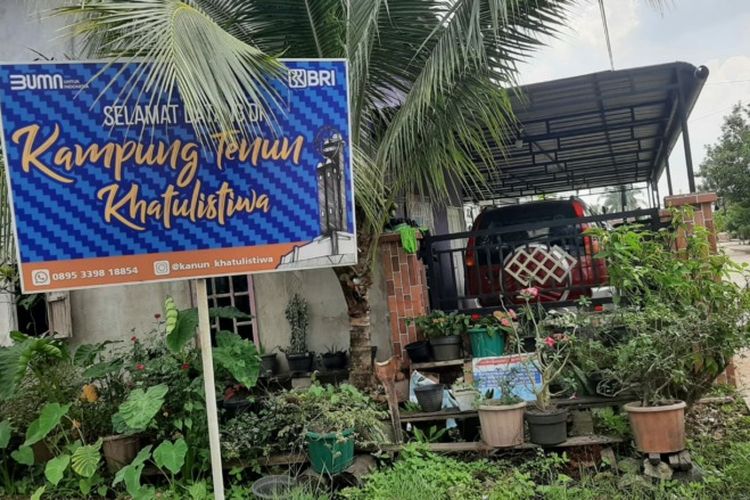 Pintu masuk Kampung Wisata Tenun Khatulistiwa. Para penenun songket di kampung ini merupakan UMKM unggulan binaan BRI.