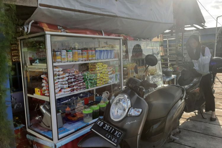 Salah satu warung kecil yang ada di Kampung Wisata Caping Pontianak. Gairah warga untuk membuka usaha sangat tinggi saat ini.