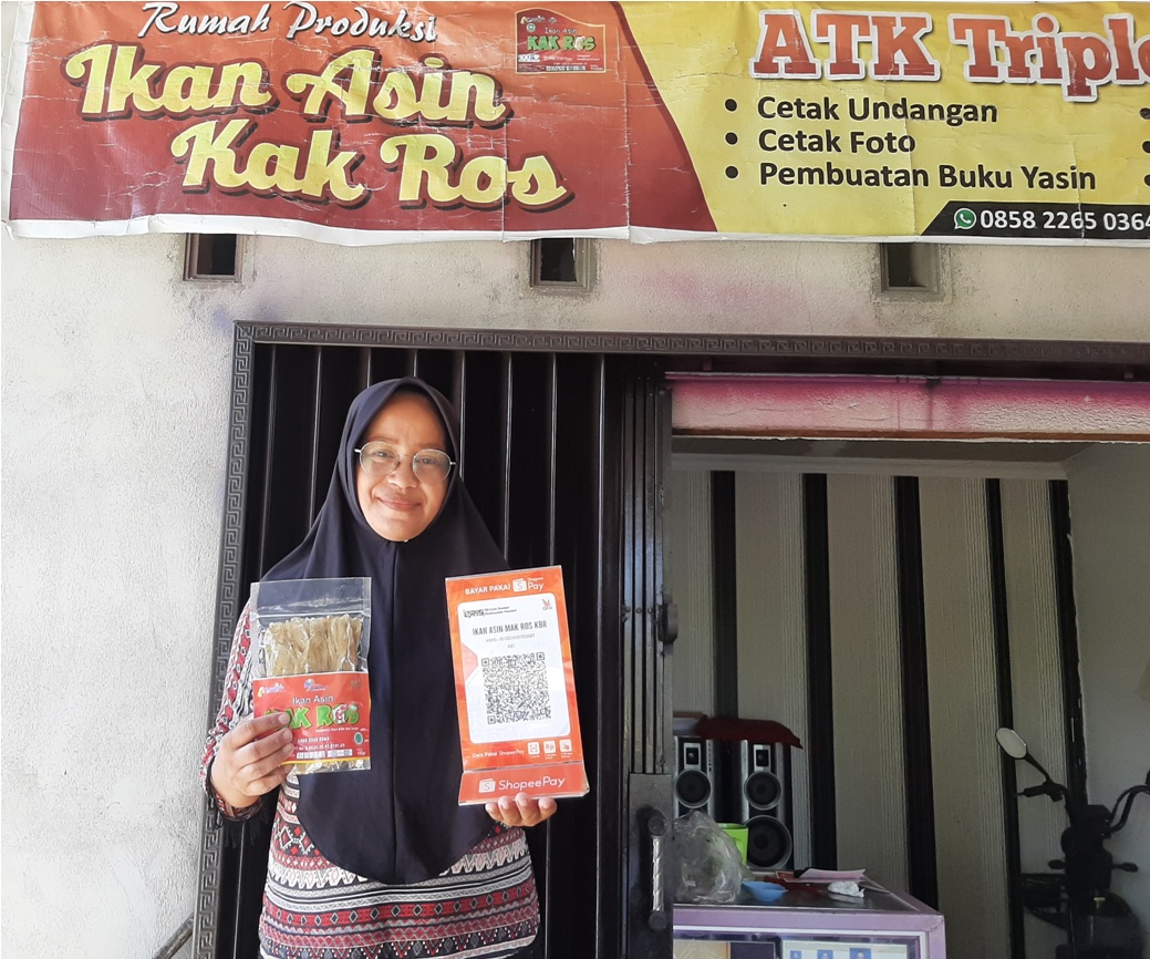 Roslah, pemilik Ikan Asin Kak Ros di Kubu Raya gencar pemasaran secara digital.