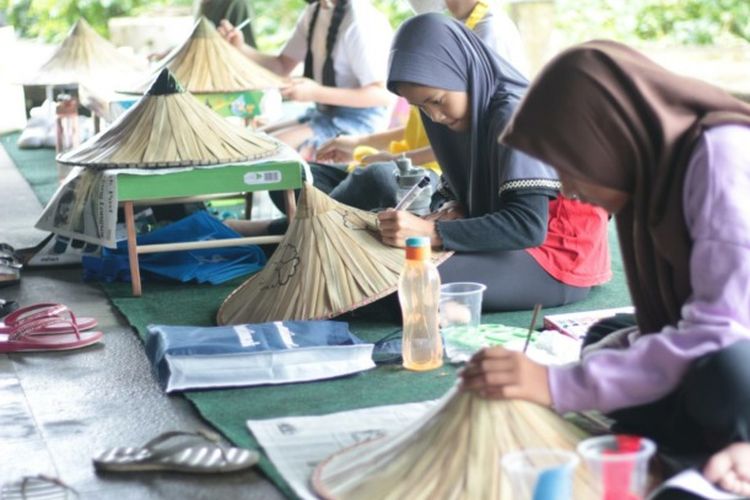 Lomba melukis caping. Wisata melukis caping merupakan kegiatan khas Kampung Caping yang menjadi salah satu yang difavoritkan pengunjung.