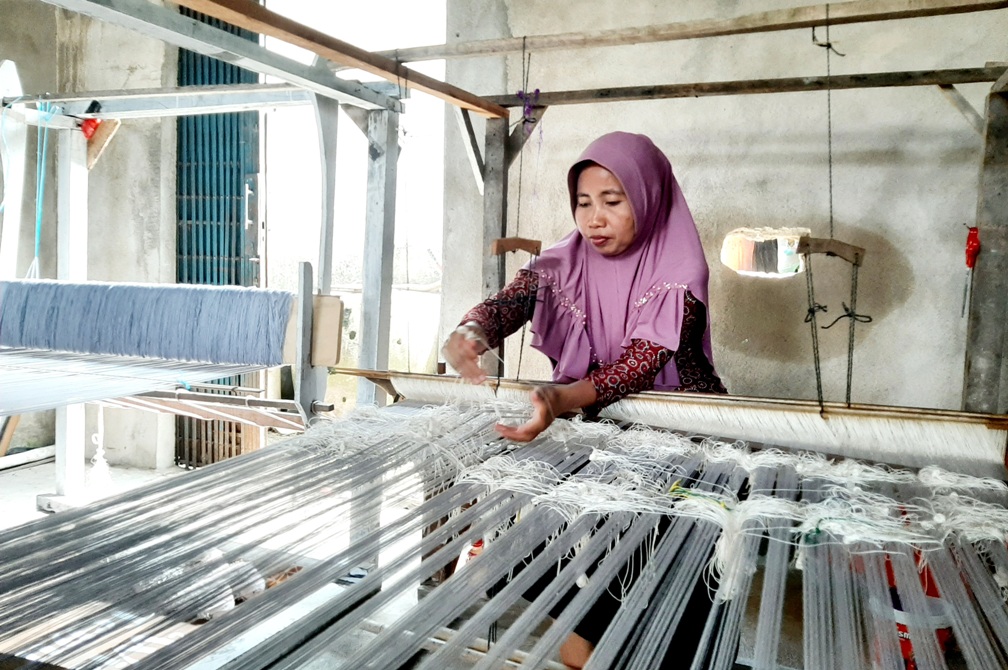 Kurniati merintis usaha tenun songketnya sejak tahun 1999. Menjadi korban kerusuhan Sambas di masa itu memaksa Kurniati pindah ke Pontianak untuk mengadu nasib.
