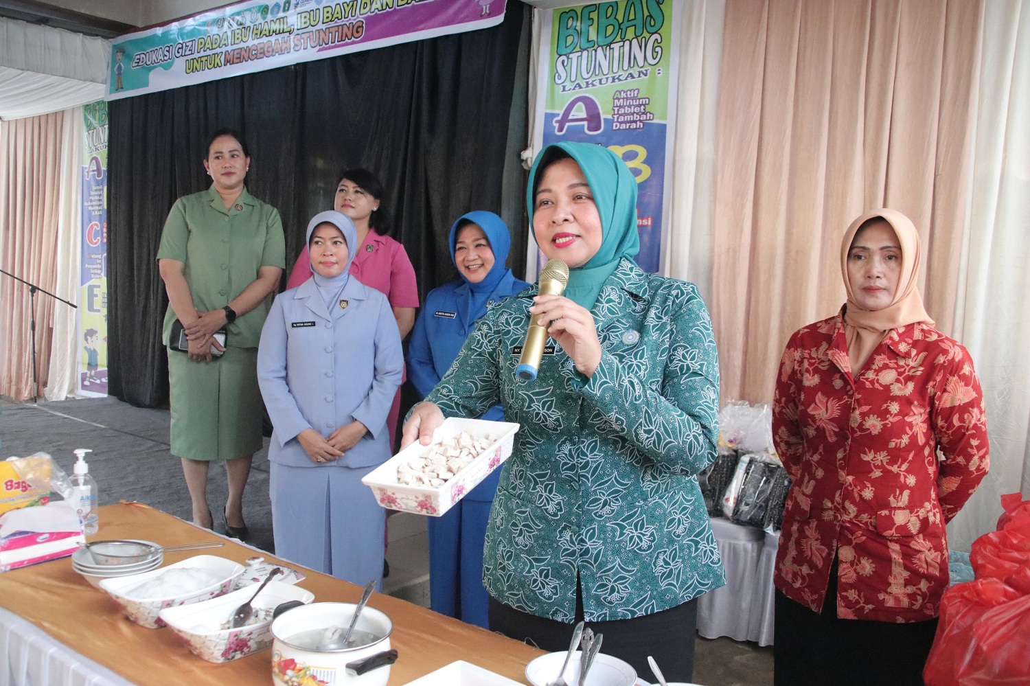 EDUKASI : Pj Ketua TP-PKK Windy Prihastari didampingi ketua organisasi wanita jajaran Forkopimda Kalbar, memberikan edukasi gizi di Posyandu Mekar Rindang, Kabupaten Kubu Raya, Jumat (8/12).