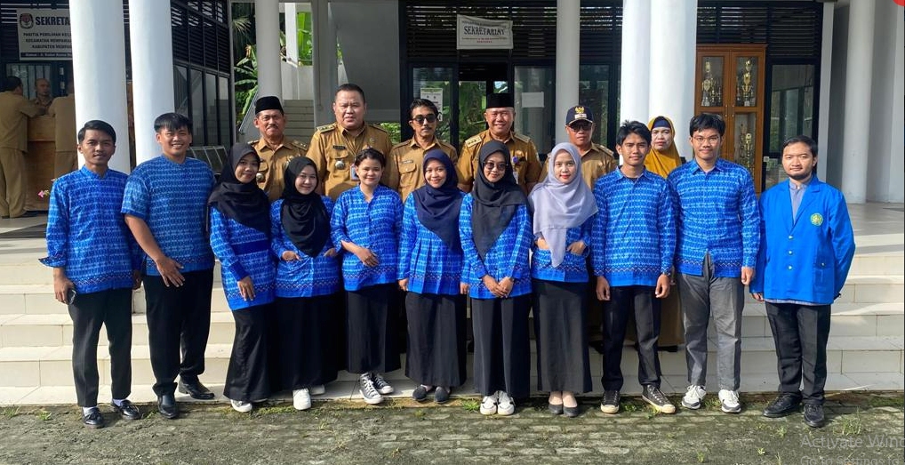 BERSAMA CAMAT: Mahasiswa IKIP PGRI Pontianak diabadikan bersama Camat Mempawah Hilir dan Lurah Tanjung usai laporan penuntasan KKM.