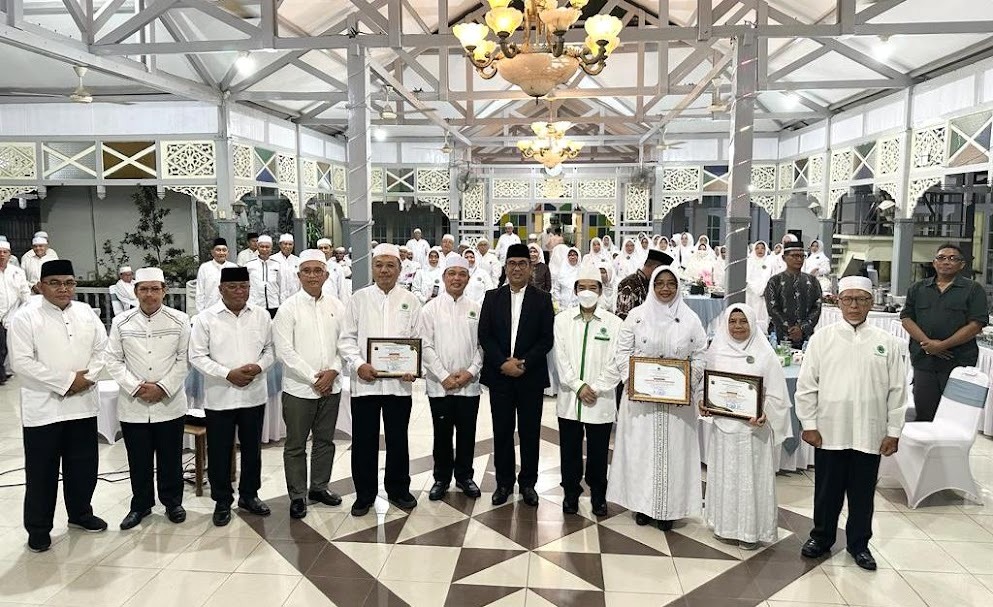 DIABADIKAN BERSAMA: Para pengurus IPHI dan peserta Rakerwil I IPHI Kalbar diabadikan bersama Bupati Mempawah Erlina, usai dibuka Asisten III Setda Kalbar, Alfian Salam, Jumat (8/12).