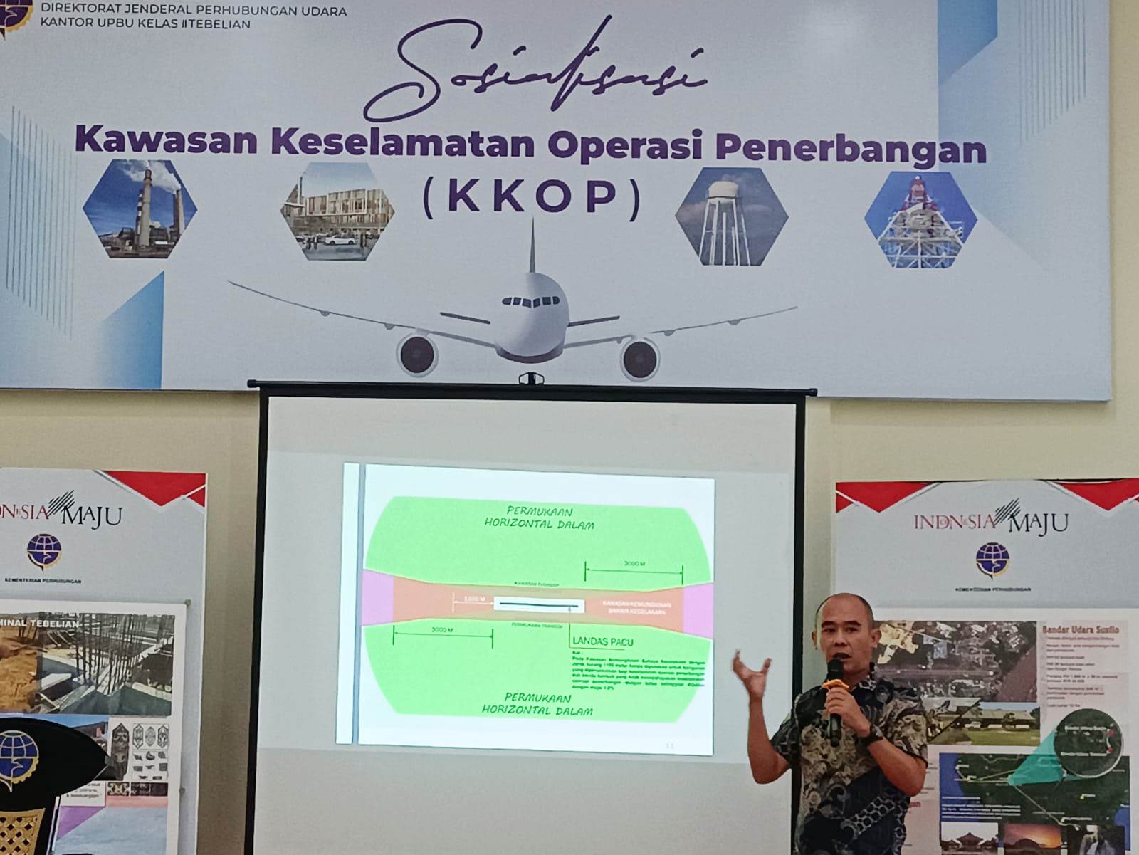 SOSIALISASI : Unit Penyelenggara Bandara Udara (UPBU) Kelas II Tebelian Sintang saat menggelar Sosialisasi Kawasan Keselamatan Operasi Penerbangan (KKOP), beberapa waktu lalu.