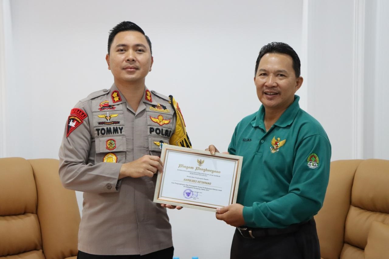 PENGHARGAAN : Ketua KPPAD Ketapang, Elias Ngiuk, menyerahkan penghargaan kepada Kapolres Ketapang, AKBP Tommy Ferdian di Mapolres Ketapang, Jumat (8/12).