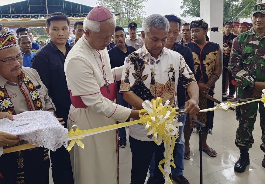 POTONG PITA: Bupati Ketapang, Martin Rantan, menggunting pita sebagai penanda diresmikannya Gereja Paroki St. Carolus Borromeus Tembelina, Sungai Melayu Rayak, Kecamatan Melayu Rayak, Sabtu (9/12).