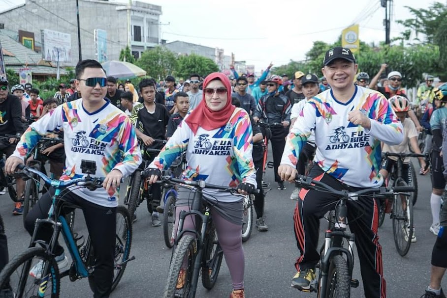 GOWES RIA: Kajari R.A. Dhini Ardhany, Sekda Alexander Wilyo, dan Kapolres Tommy Ferdian, diabadikan bersama peserta fun bike, Minggu (10/12).