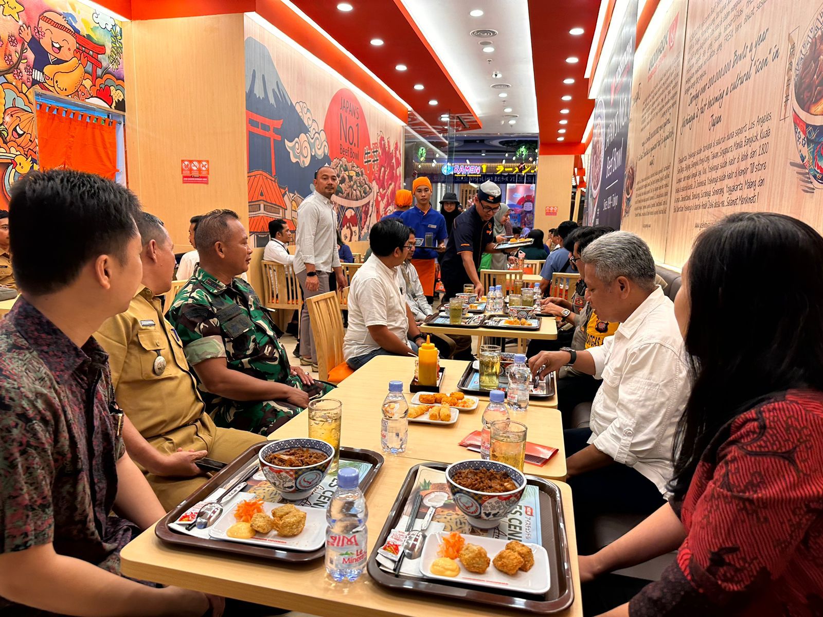 Bupati Kubu Raya Muda Mahendrawanmemotong tumpeng tanda dibukanya restoran beef bowl nomor satu di Jepang, Yoshinoya di Gaia Bumi Raya City, Senin (11/12).