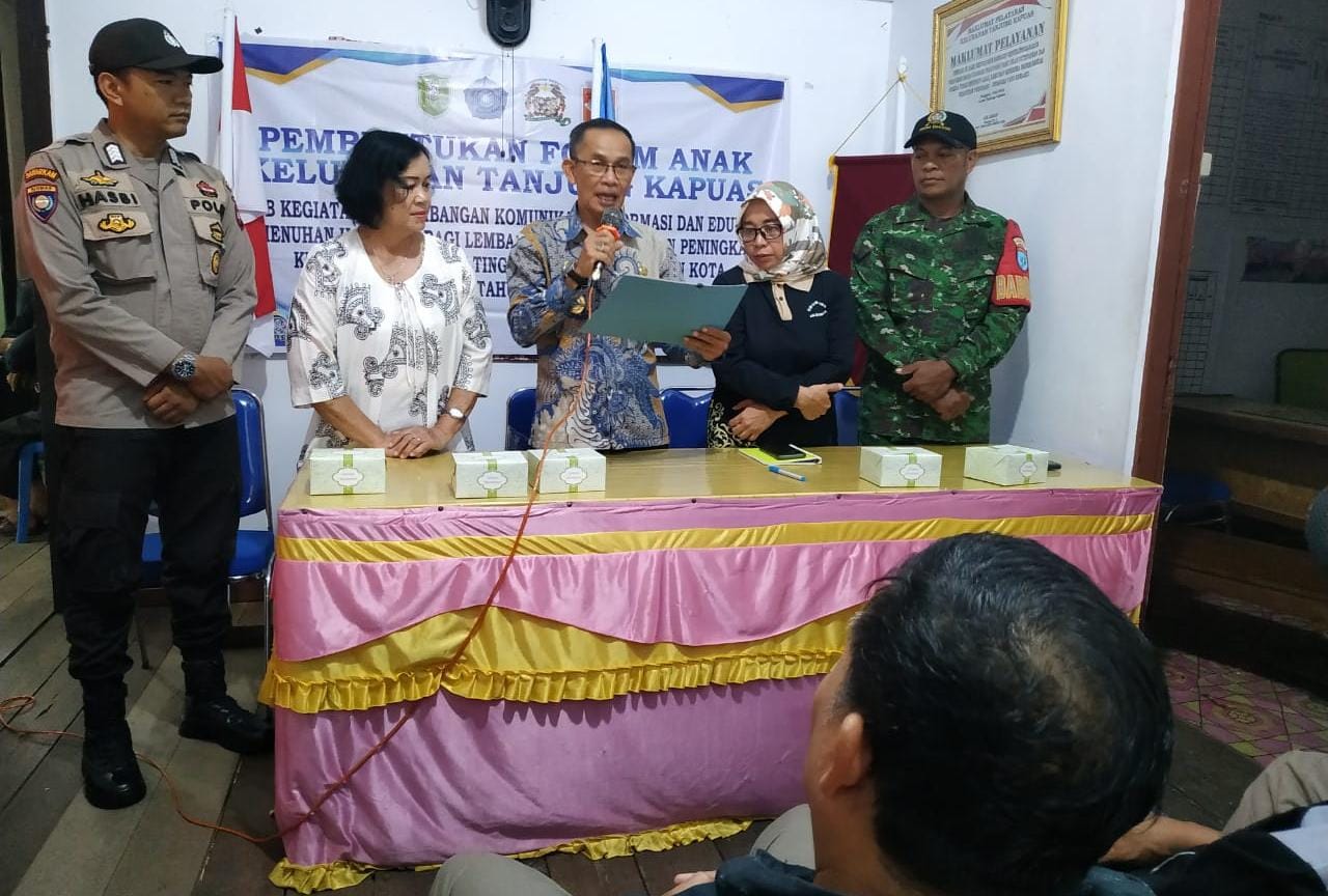 ANAK : Belum lama ini, Lurah Tanjung Sekayam, Siti Nurhayati membuka kegiatan peningkatan kapasitas FA dan sosialisasi perlindungan khusus anak di aula Kelurahan Tanjung Sekayam.