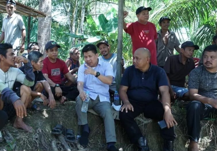 Bupati Sambas saat bertemu warga secara langsung. Ini menjadi cara silaturahim yang dilaksanakan sekaligus menyerap aspirasi masyarakat.