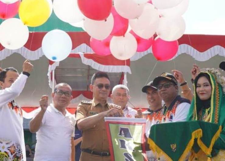 Pelepasan balon menandai dimulainya Ajang Kompetisi Seni dan Olahraga Madrasah (Aksioma).