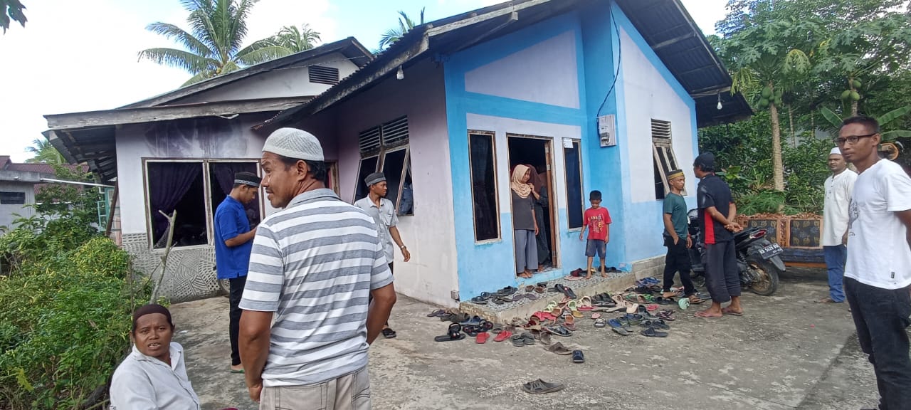 DUKA : Suasana rumah duka siswa yang tenggelam saat mengikuti pelajaran praktik berenang.