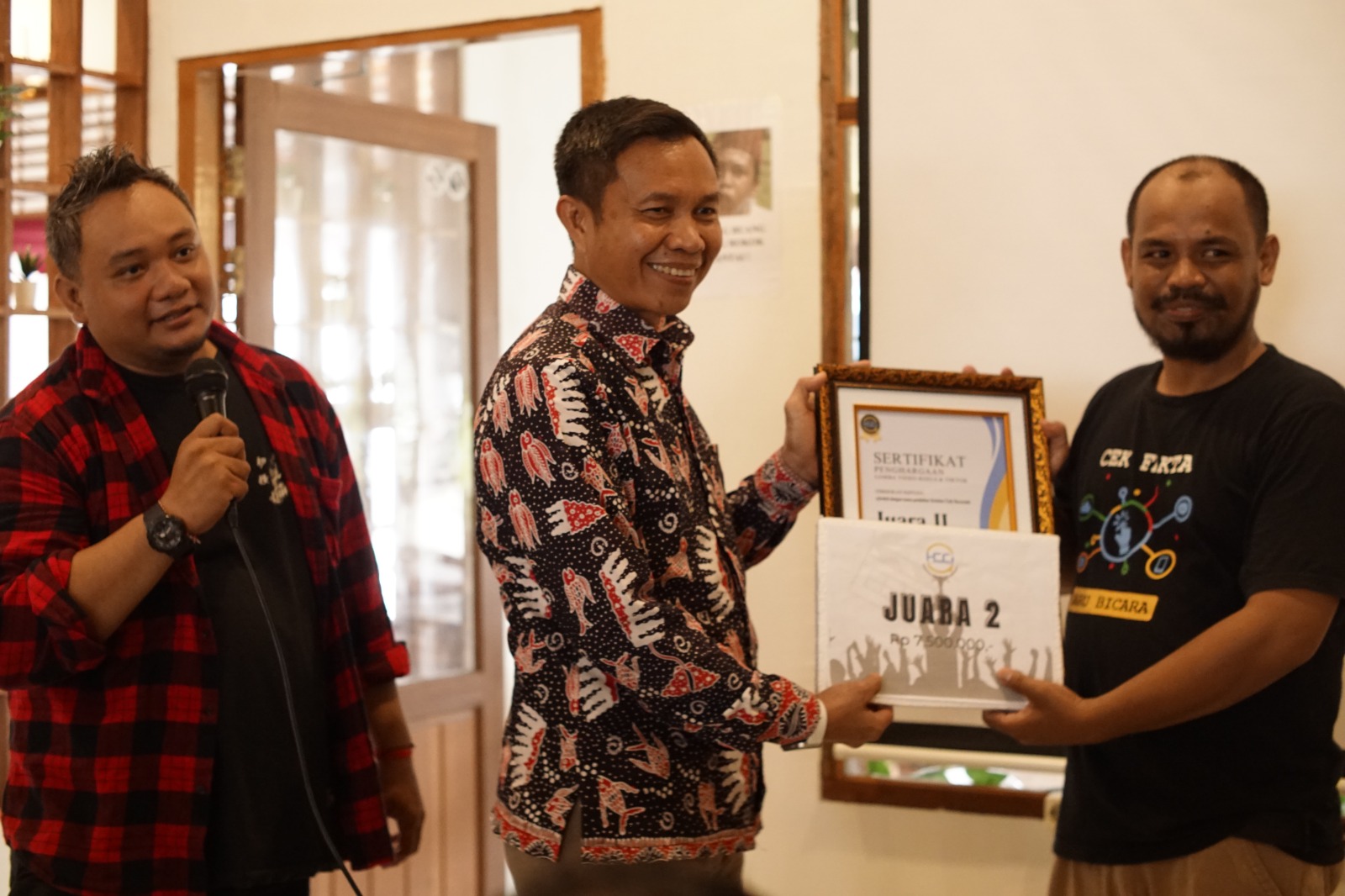 Ketua KPU Kalbar MS Budi menyerahkan hadiah juara kedua kepada perwakilan yang kala itu diserahkan pada   Ketua Dewan Juri Hamdan Darsani.