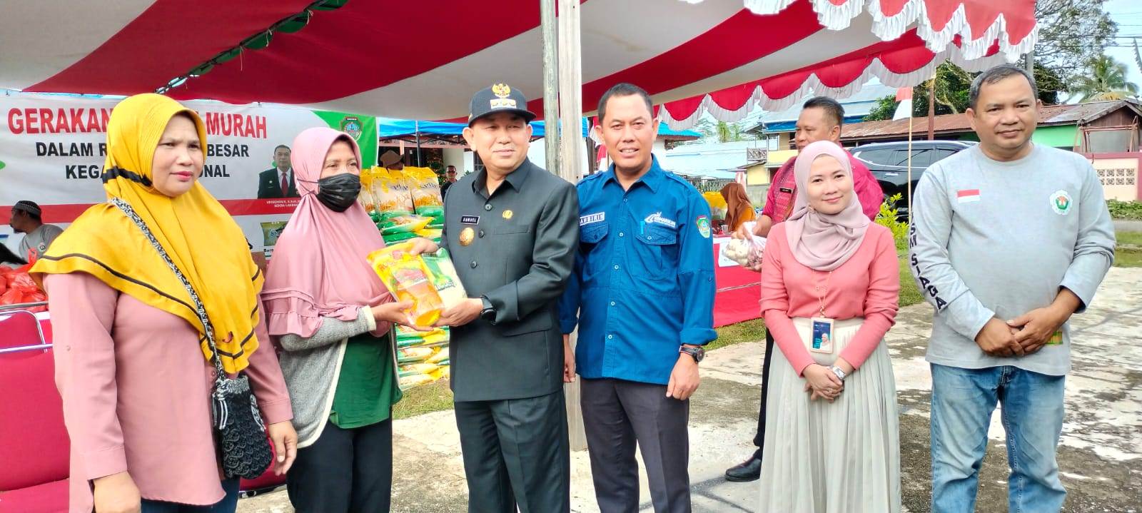 SERAHKAN: Pj Bupati Landak Samuel menyerahkan sembako murah kepada masyarakat secara simbolis di halaman Dinas Pertanian, Perikanan dan Ketahanan Pangan Kabupaten Landak pada Jumat (8/12) Pagi.