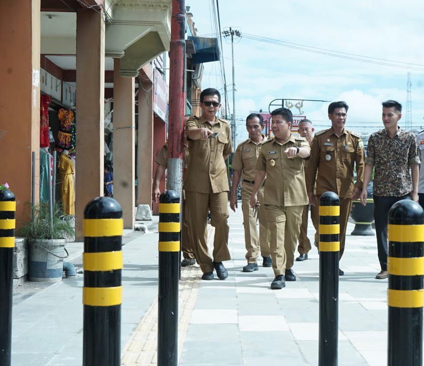 PANTAU: Bupati Sambas Satono saat memantau pembangunan pedestrian di Kawasan Pasar Tebas, belum lama ini.