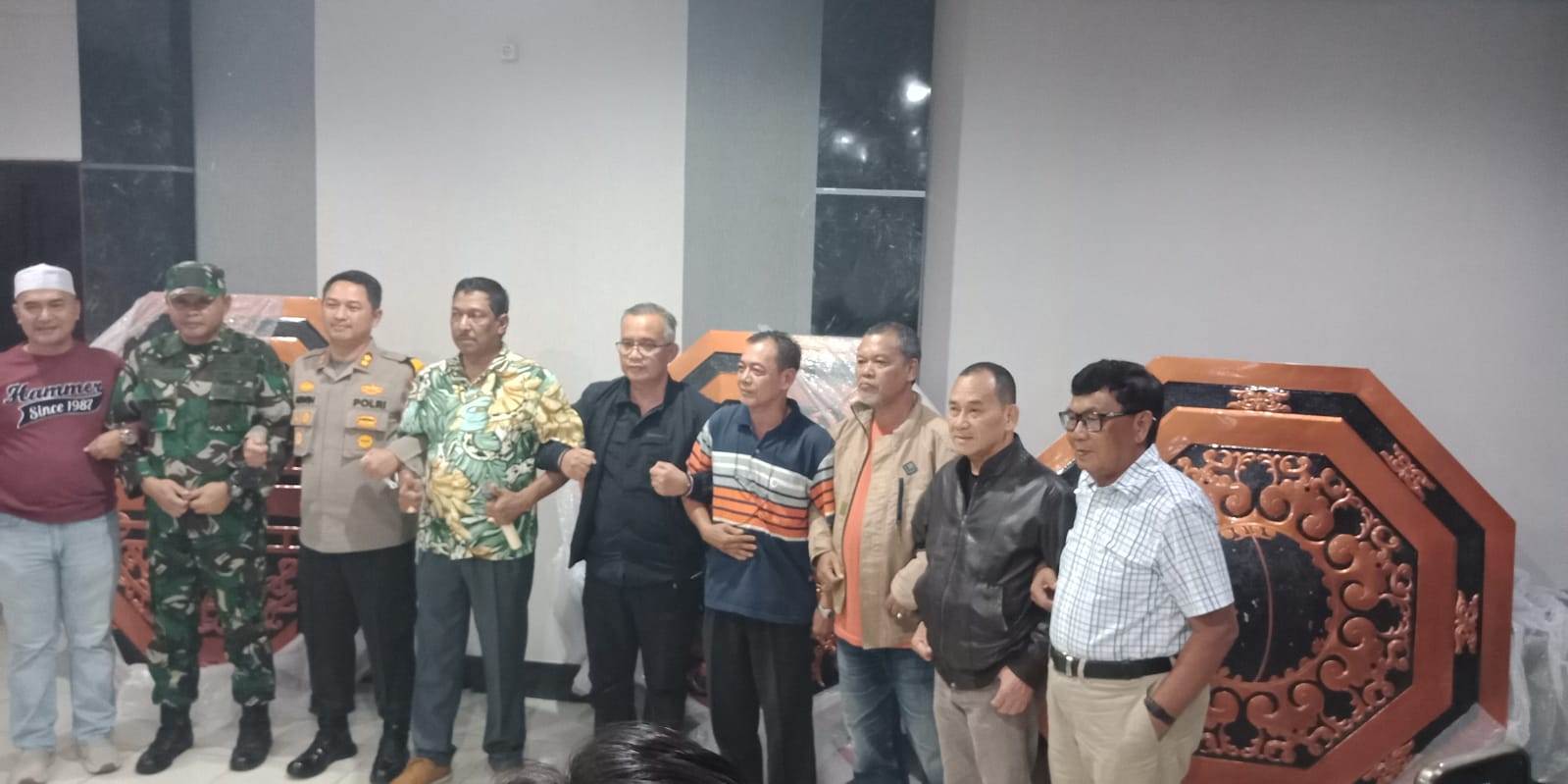 MUSYAWARAH: Seluruh elemen bergandeng tangan usai musyawarah penyelesaian permasalahan rencana pemasangan ornamen &nbsp;di pagar Kantor Wali Kota Singkawang pada Senin (11/12) di Kantor Wako Singkawang.