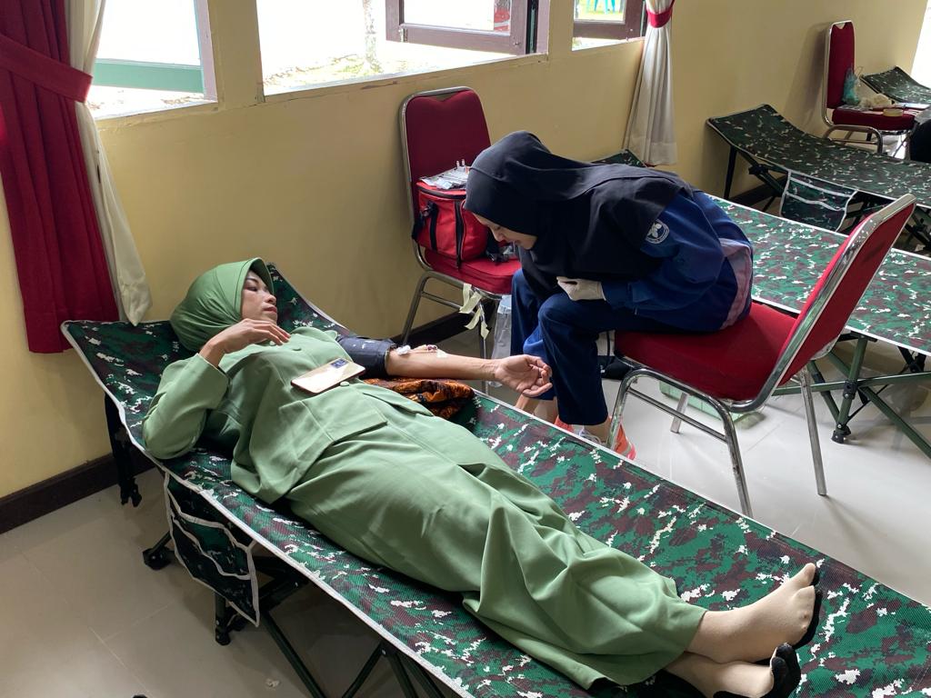 Salah satu anggota Persit Sanggau ketika mendonorkan darahnya.