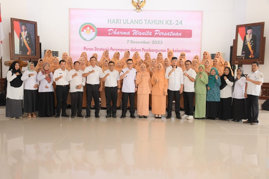 SEMANGAT: Semua pihak dipimpin Pj. Bupati Romi Wijaya menggelorakan semangat saat perayaan HUT ke-24 DWP Kayong Utara, kemarin.