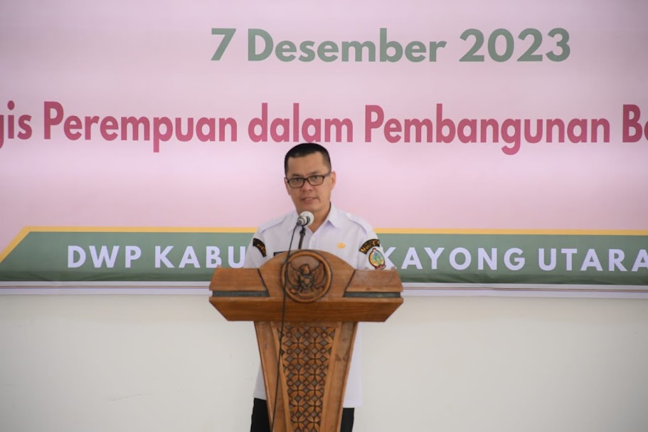 AJAKAN: Penjabat Bupati Kayong Utara Romi Wijaya menyampaikan ajakan kepada seluruh organisasi perempuan yang ada di Kayong Utara untuk bersama mencegah stunting pada Peringatan HUT ke-24 DWP
